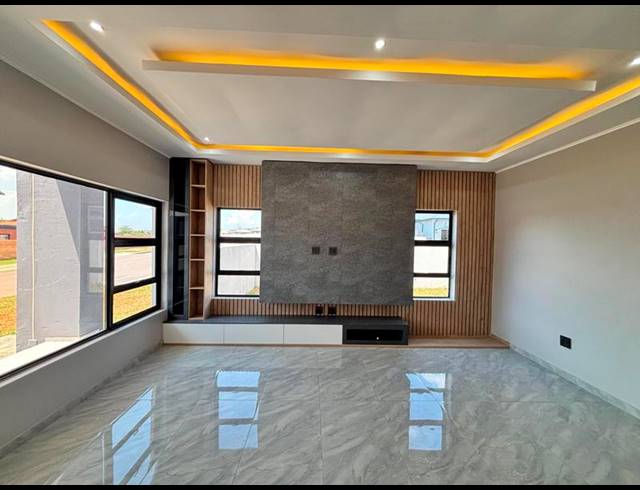 5 BEDROOM HOUSE FOR SALE IN SIX FOUNTAINS RESIDENTIAL ESTATE